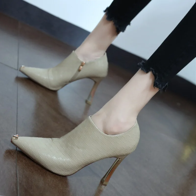 

style pointed high heeled shoes with deep mouth