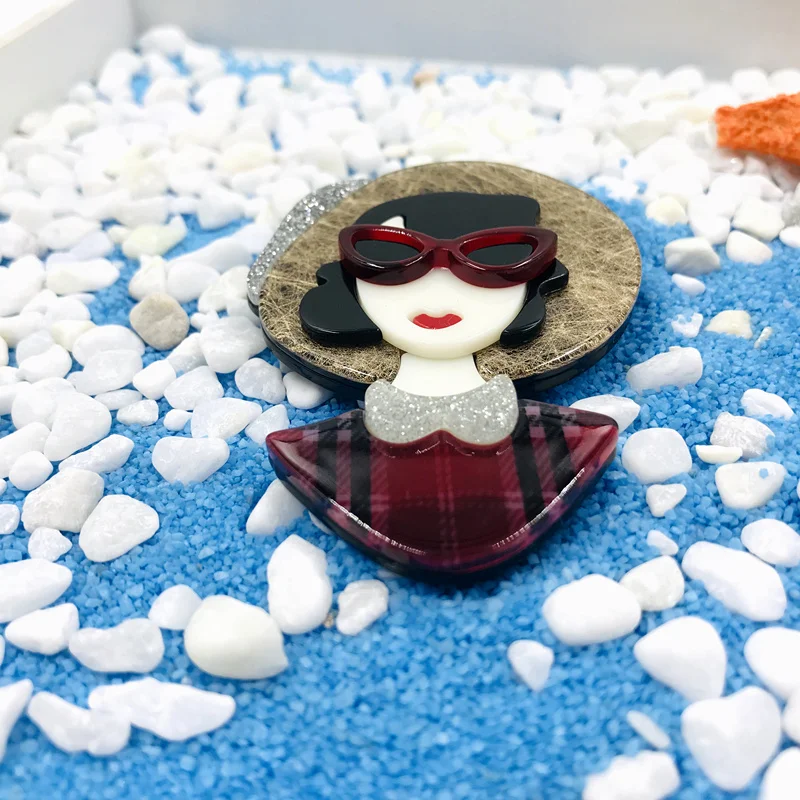 Женская акриловая брошь SexeMara коричневая в форме шляпы с красными очками