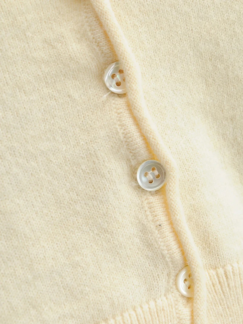 Женский укороченный вязаный кардиган с V-образным вырезом на пуговицах |