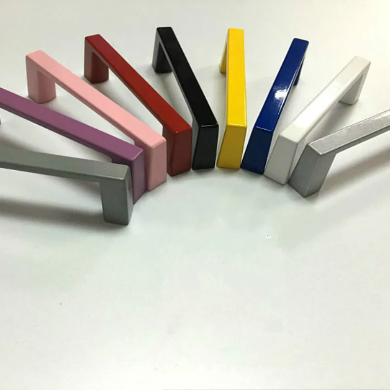 Квадратная ручка для шкафа в современном минималистичном американском стиле