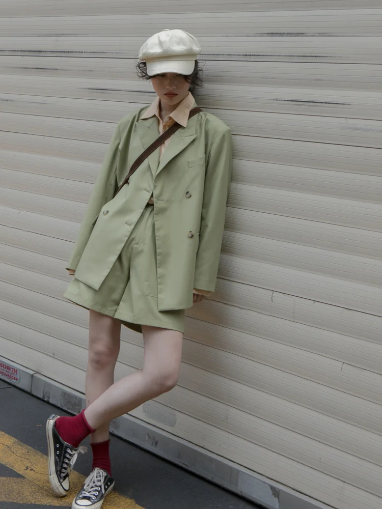 

Женский костюм из двух предметов, однотонный костюм с принтом на подкладке и шорты с высокой талией