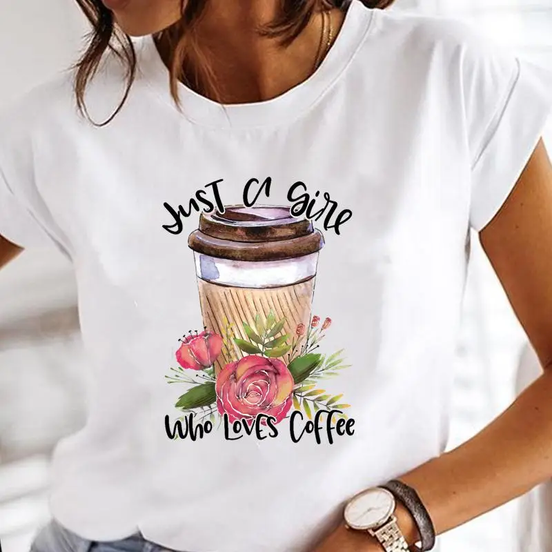 

Женская кофейная футболка с цветочным принтом и принтом