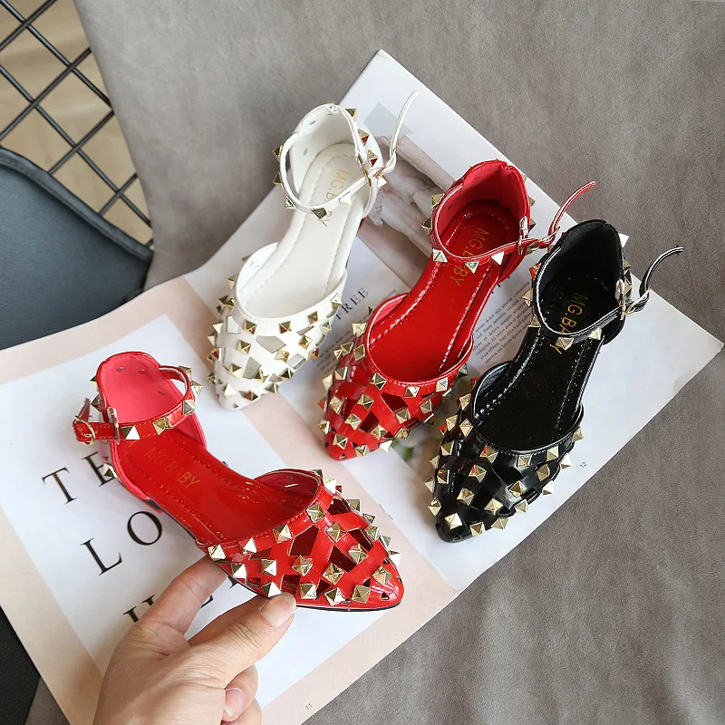 

2021 Summer Girls Sandals Fashion Princess Kids Beach Shoes Rivets Breathable Cut-outs Classic Children's Flat Sandals 21-35 Hot