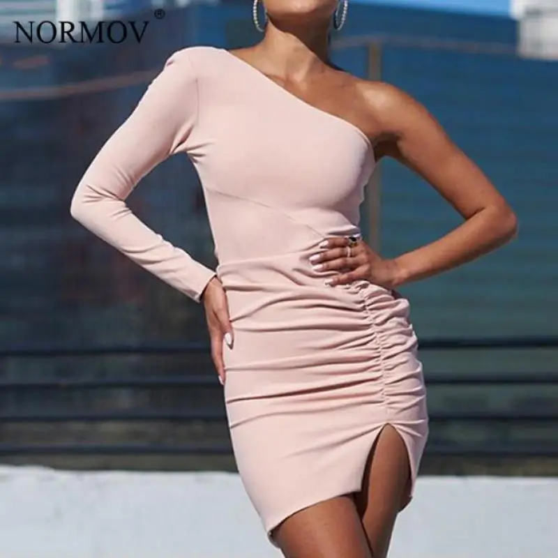 Женское платье на одно плечо NORMOV розовое вечернее с рюшами и открытой спиной