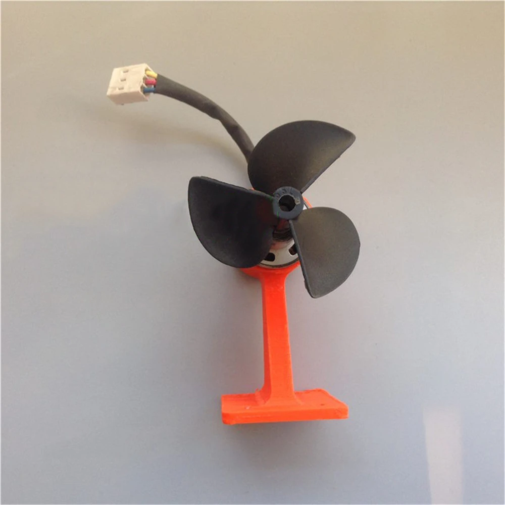 По часовой стрелке и против стрелки пропеллеры лодки для доставки прикорма