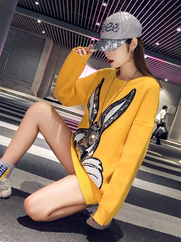 Женский свитер с блестками длинный теплый красного цвета в сеточку свободного