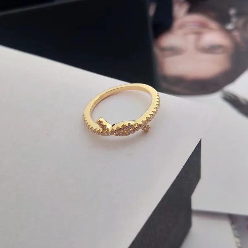 Женское кольцо из серебра 925 пробы с фианитом | Украшения и аксессуары