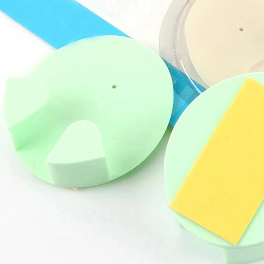 

2pcs Practical Gum Hooks Plug Hooks for Household Usage Colors Random Kitchen accessories