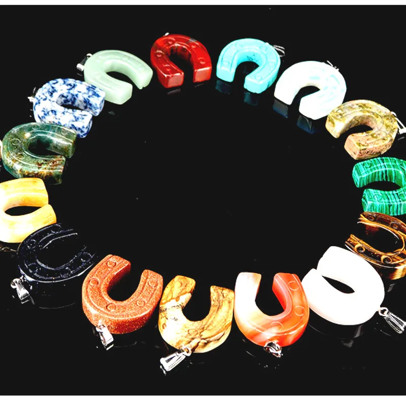 Ожерелье с подковой из натурального кристалла и полудрагоценного камня резной