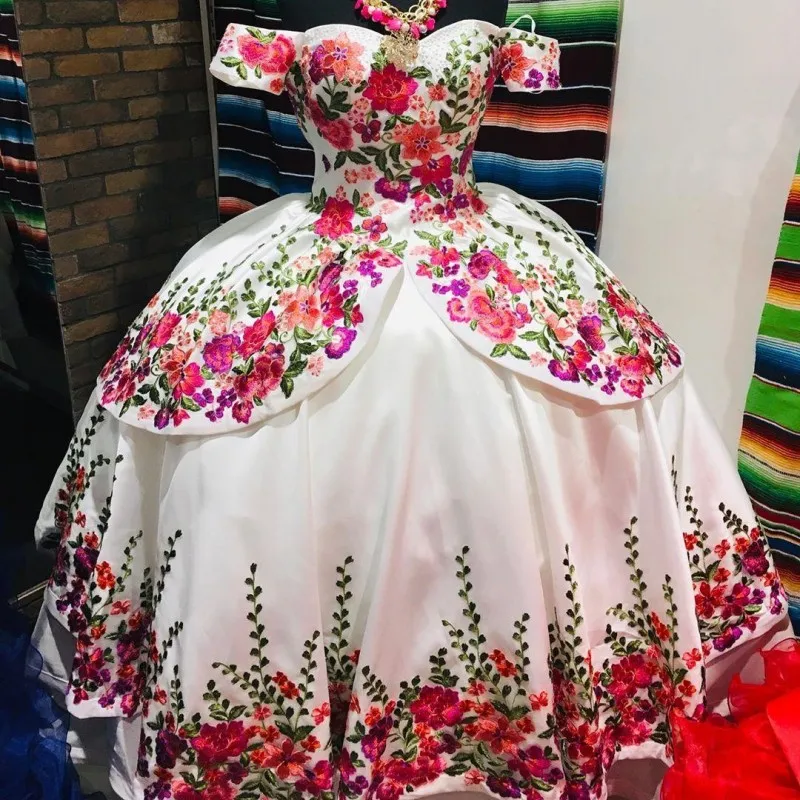 

Gorgeous Floral Appliqued Mexcian Quinceanera Dresses 2021 White Off The Shoulder vestidos de 15 años Ball Gown Sweet 16 Dress