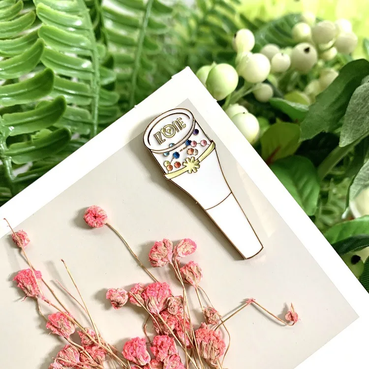 

KPOP IZONE TXT TWICE NCT Light Stick Shape Metal Brooches IZONE Twice Pins Bag Badges Fancy You BaekHyun Mina MOMO Fans Collecti