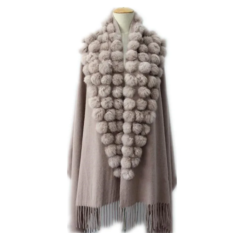 Шаль с меховыми помпонами большая шерстяная утепленная женская накидка на осень