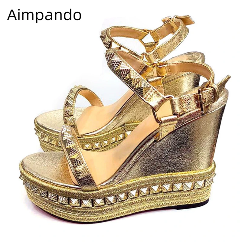Новинка года; Летние сандалии-гладиаторы на танкетке; женские замшевые сандалии с заклепками и ремешком на щиколотке; праздничные сандалии на платформе; sandalias Mujer