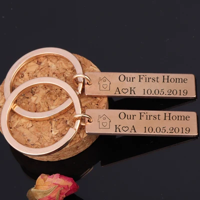 Rose Gold 2 шт., заказной брелок для ключей с датой, выгравированный наш первый дом, брелок для пары, подарок на новоселье, прекрасный подарок для новых домашних хозяев - Цвет: Rose Gold