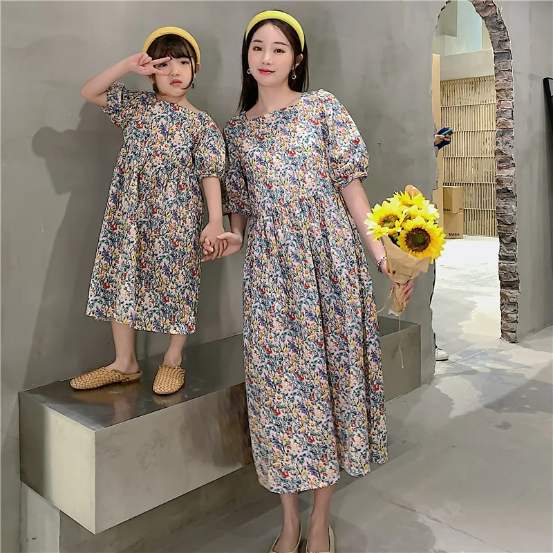 

Модель 2021 года, летнее платье для мамы и дочки, для родителей и детей, с круглым вырезом и коротким рукавом, с цветочным принтом, подходящие к...
