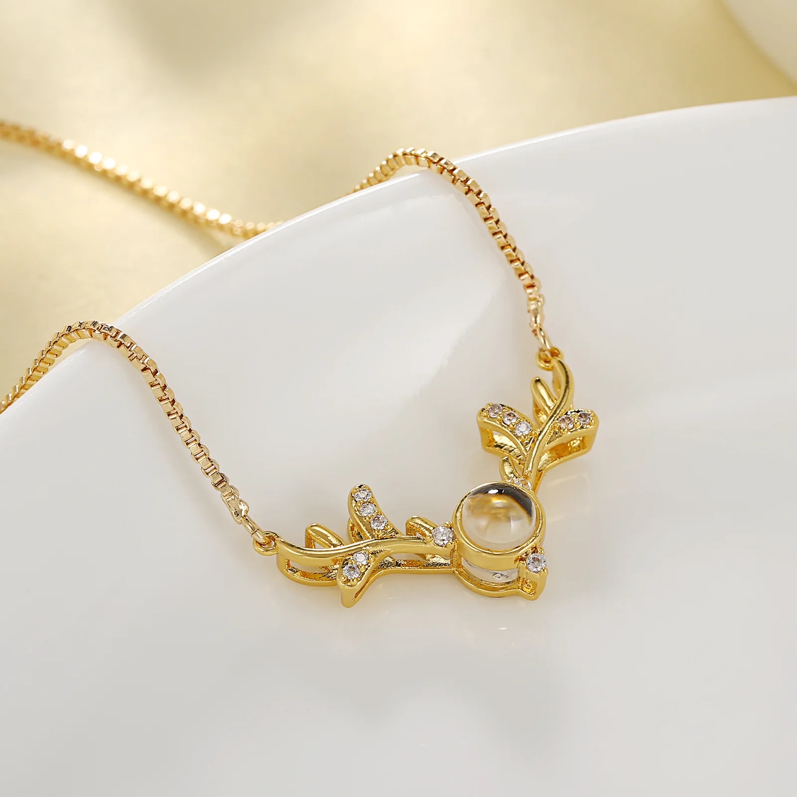 

Deer Head Design Zircon Pendant Necklace for Women Cool Jewelry Charms Copper Animal Choker Necklace New