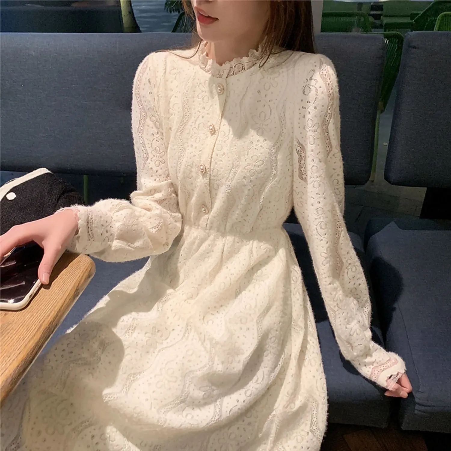 

Платье женское кружевное с длинным рукавом, круглым вырезом и пуговицами