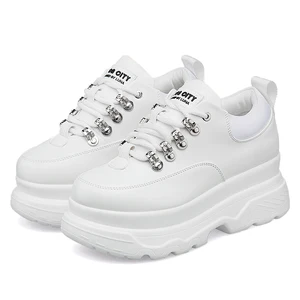 Оригинальный дизайн 2021 Модные женские кроссовки, женские теннисные туфли с металлическими Люверсами, женские туфли на танкетке на платформе