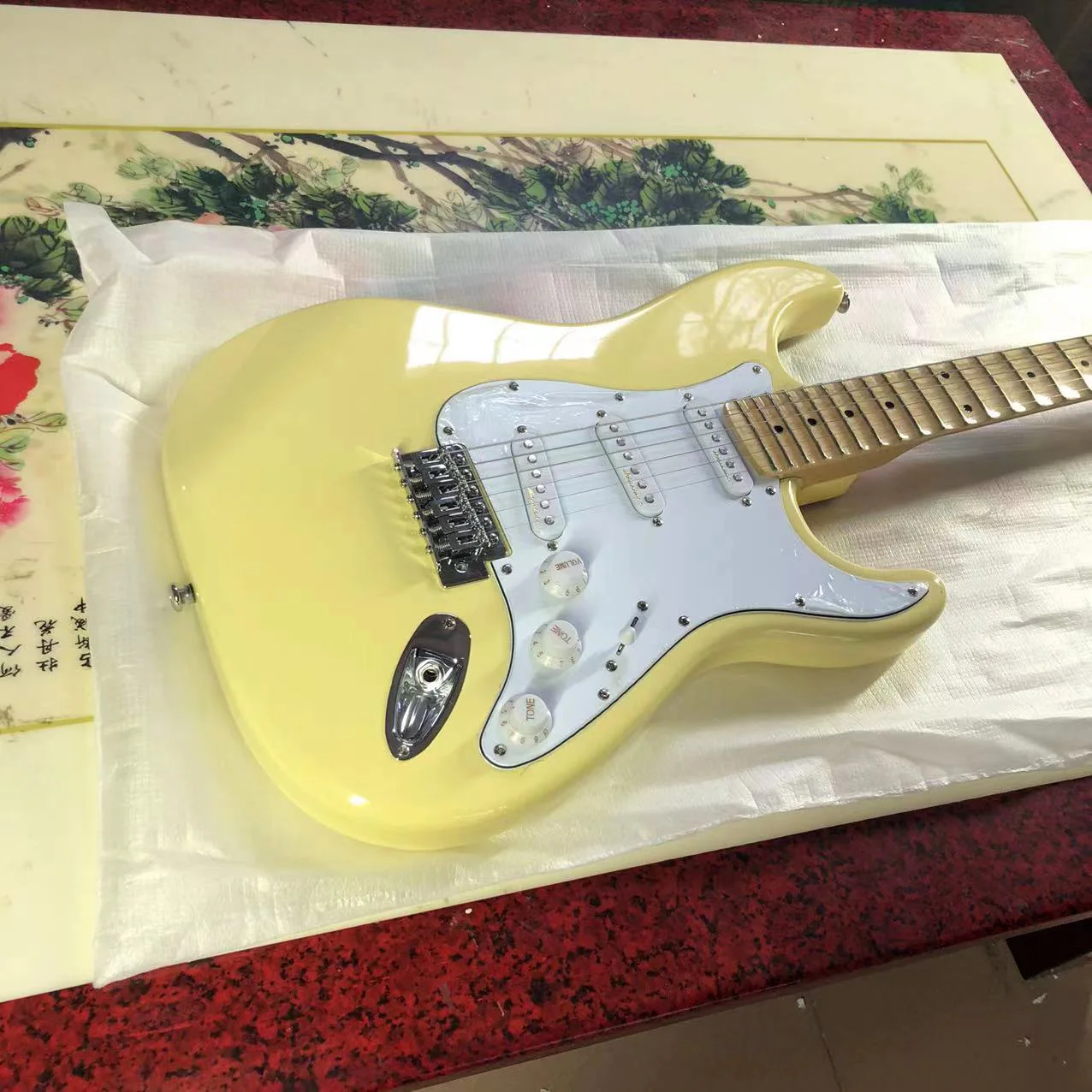 

Yngwie Malmsteen Cream Yellow ST Electric Guitars , Scalloped 22 Frets groove Maple Fingerboard,DAddario strings,Canada nut