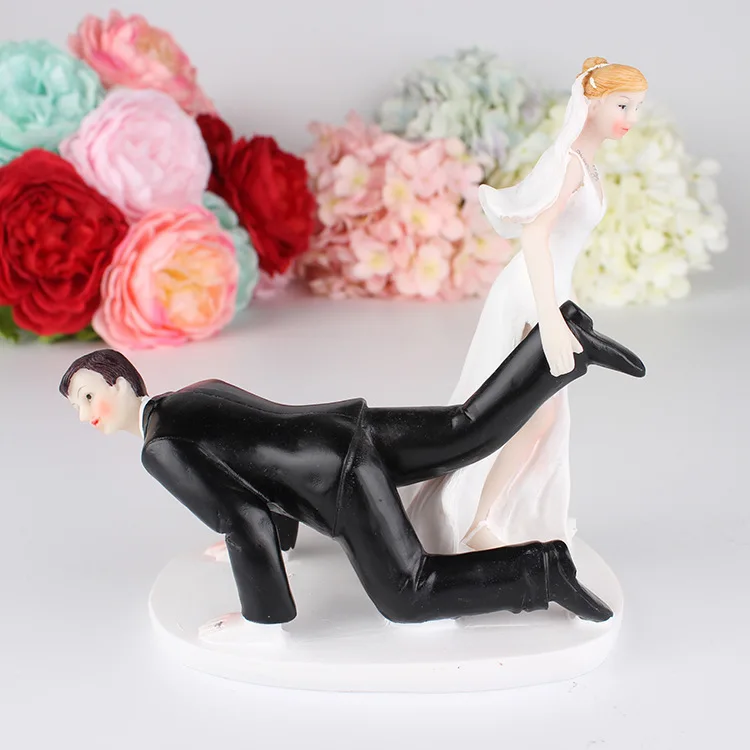 

Creative Resin Doll Ornaments Western Wedding Cake Doll Wedding Gift Resin Decoration Funny Cake Decoration Couple Wedding Decor