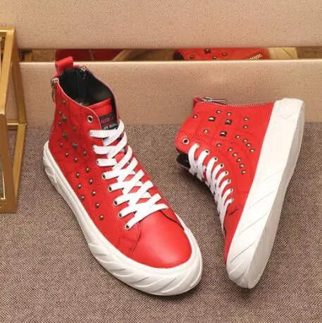 

2020 Men Brand High Top Leather Fashion Men rivets Casual Shoes Male Flats Boots Rubber Mens Designer Shoes Walking Black red