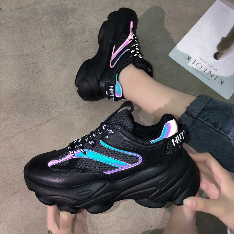 Зимняя женская обувь на не сужающемся книзу массивном кроссовки Модные туфли