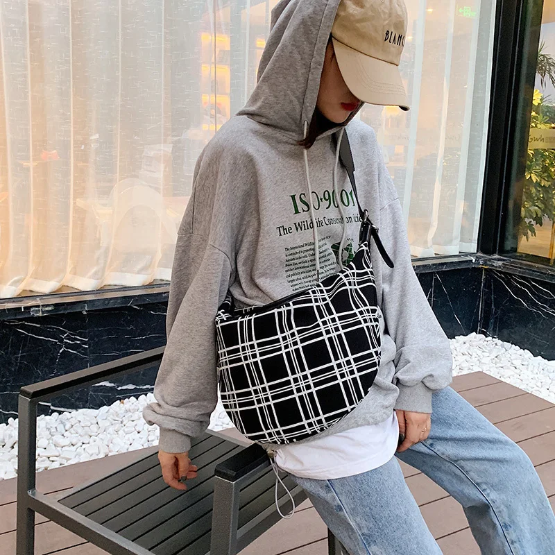 Вместительная женская сумка в форме полумесяца полукруглая Сумочка