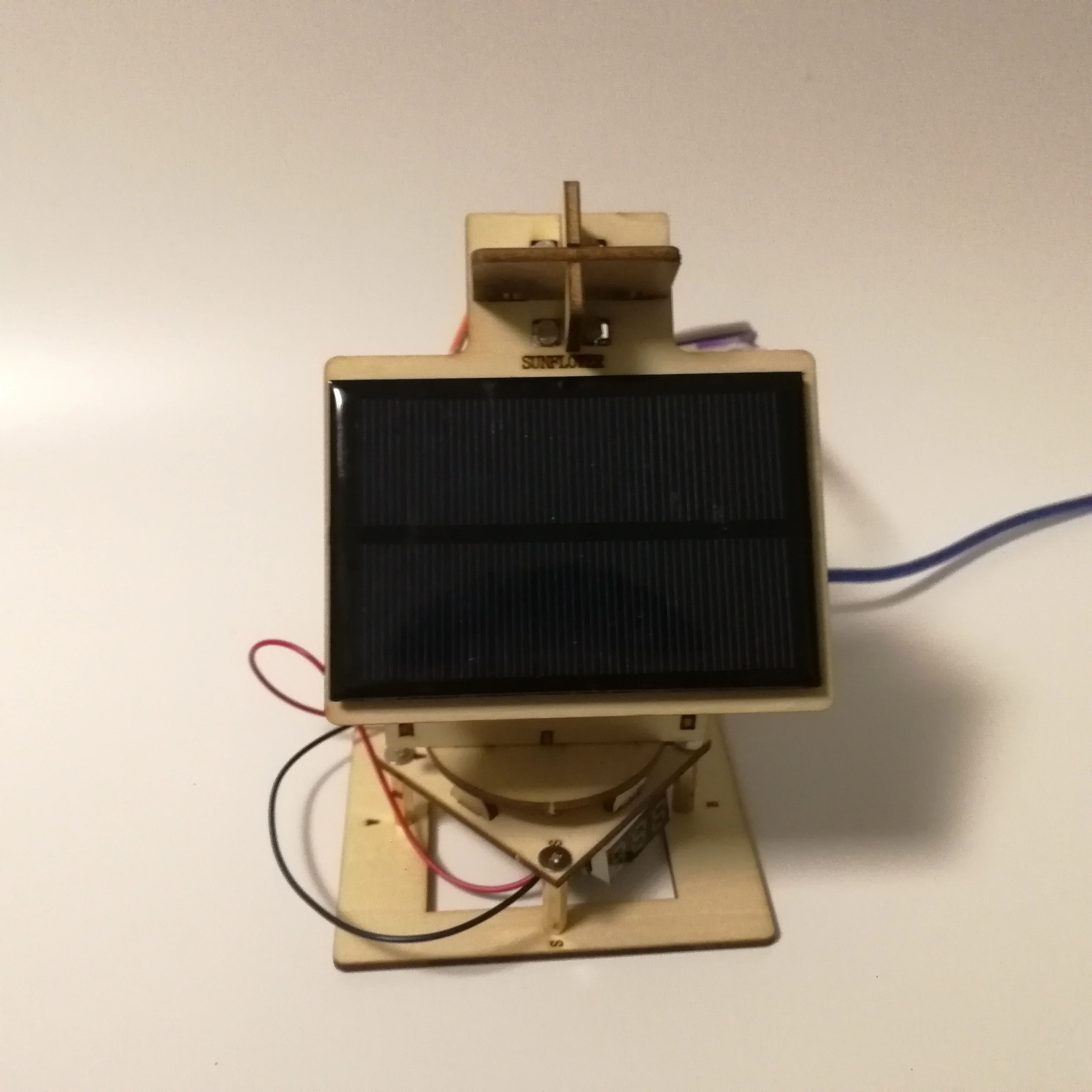 Умное автоматическое устройство слежения за солнечной батареей система