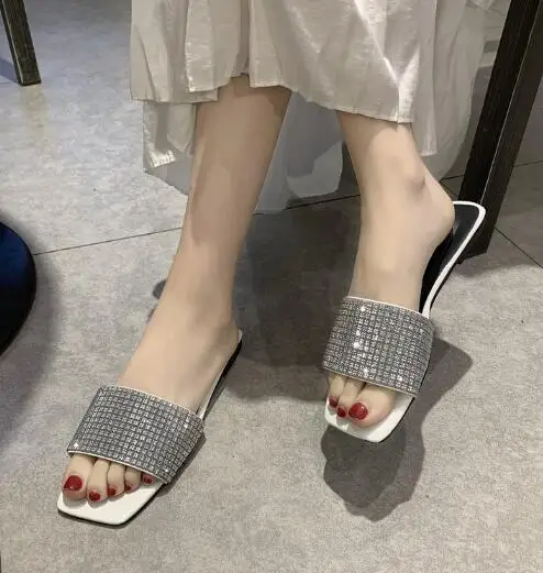 Летние модные новые женские тапочки Модные шлепанцы на плоской подошве Красные