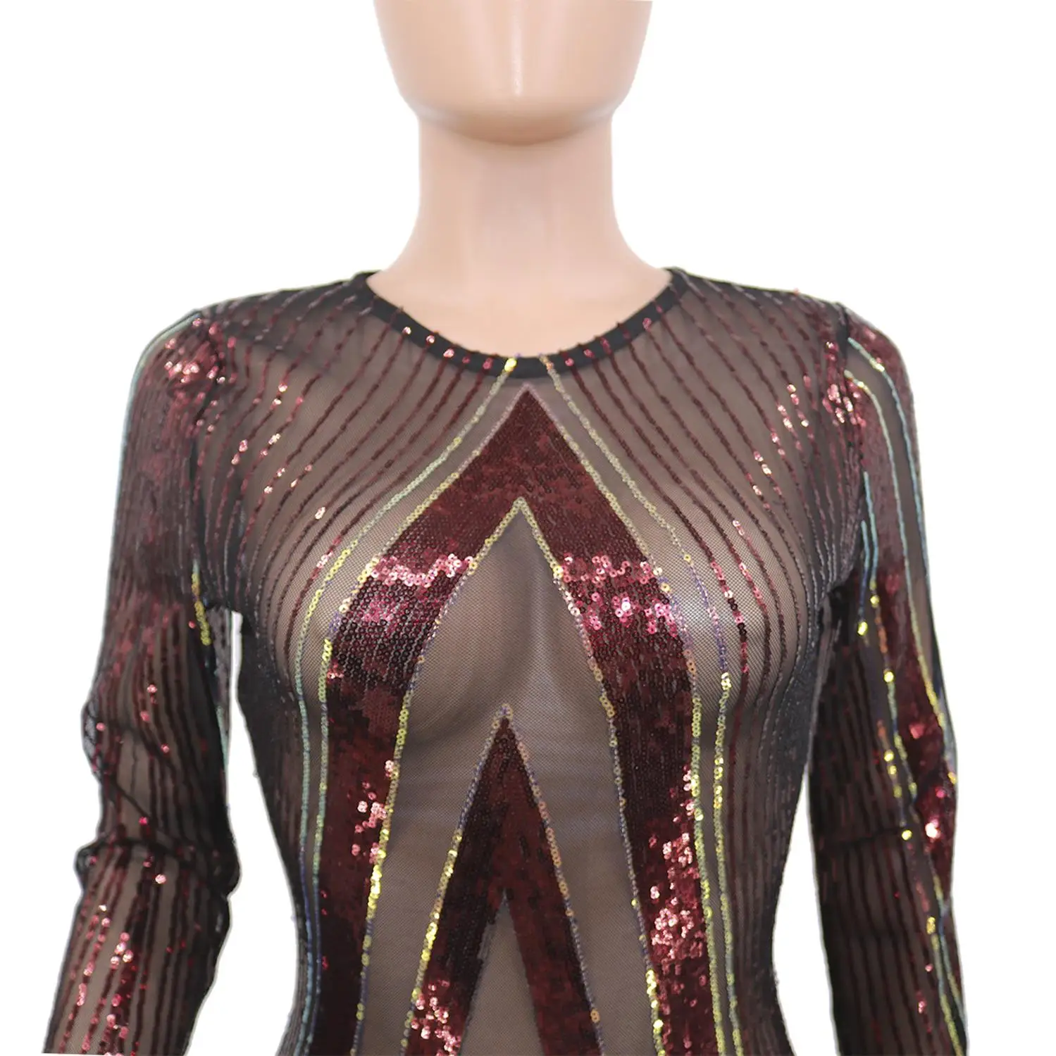 Платье цвета блока с длинным рукавом и круглым вырезом облегающее расшитое