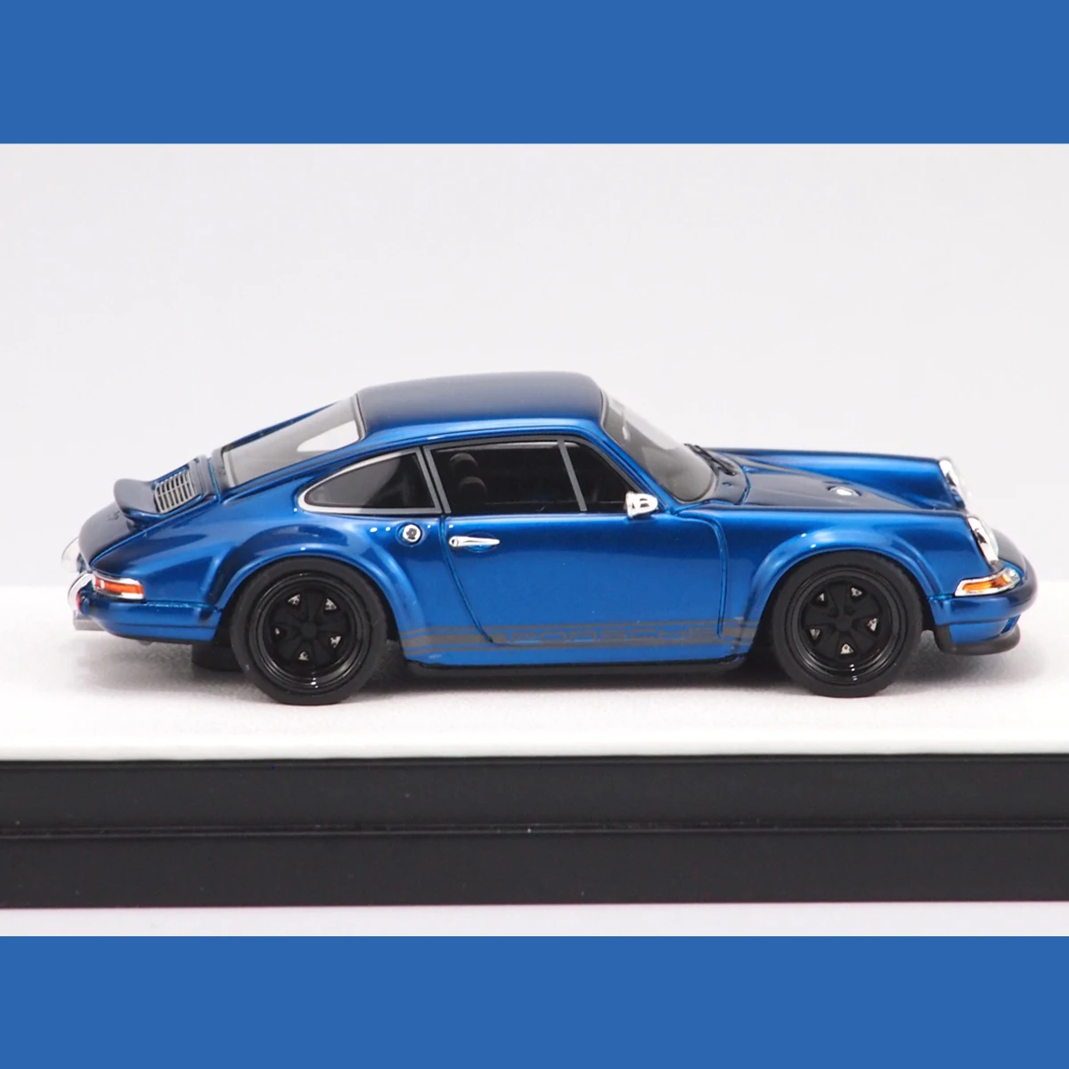 

Timothy&Pierre 1:64 Resin Diecast Car Model Singer 964 Transparency Blue Limited 499 Diecast Model Car 1/64 Collection
