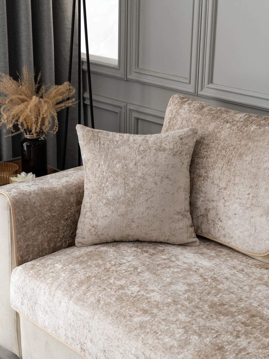 Кожаный чехол для дивана на заказ защитный подушки нескользящий с бежевым плюшем