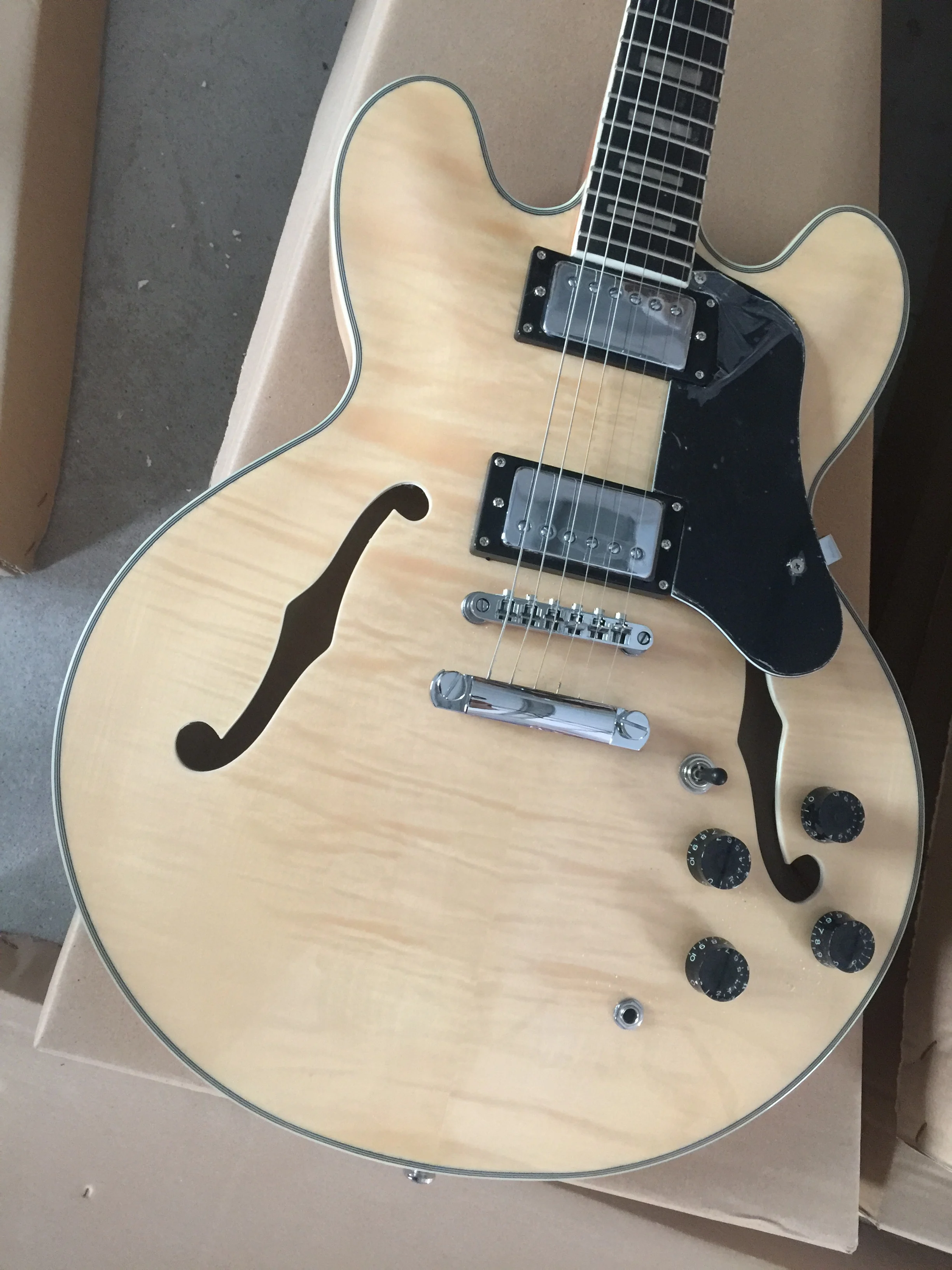 Envatio Gratis nueva llegada guitarra de jazz eléctrica personalizada de alta calidad guiar semi-hueco de jazz negro hai3
