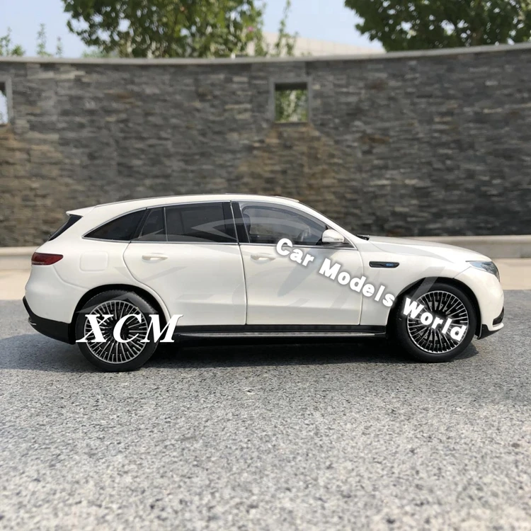 Литая под давлением модель автомобиля для EQC 1:18(белый) крышка двигателя не открывается+ маленький подарок