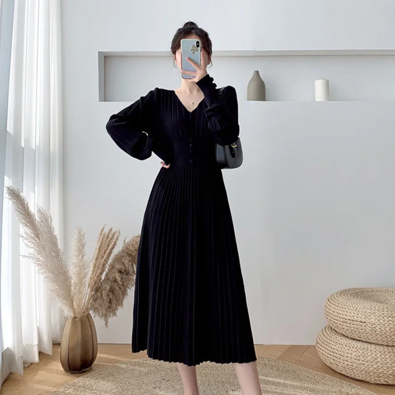 

Женское трикотажное платье-свитер средней длины, с V-образным вырезом и длинным рукавом