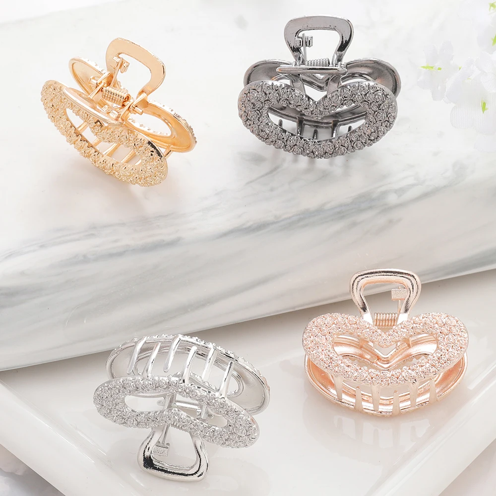 Черный пистолет покрытый металлическим сердцем коготь для волос женщин