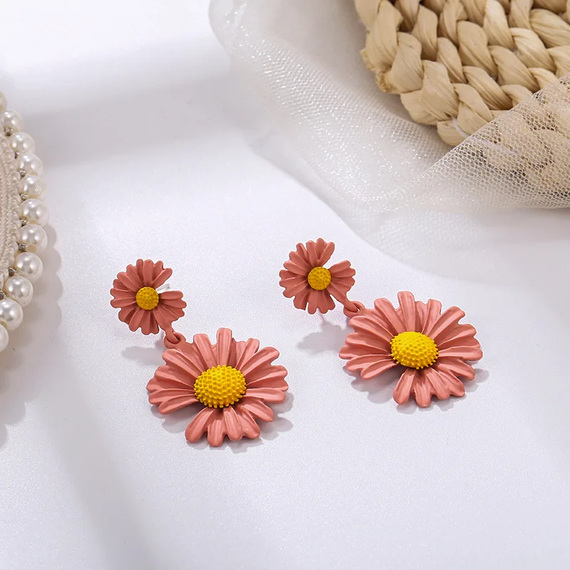 

2021Japanese and Korean style S925 silver needle small daisy earrings fresh and lovely sweet flower asymmetric earrings female
