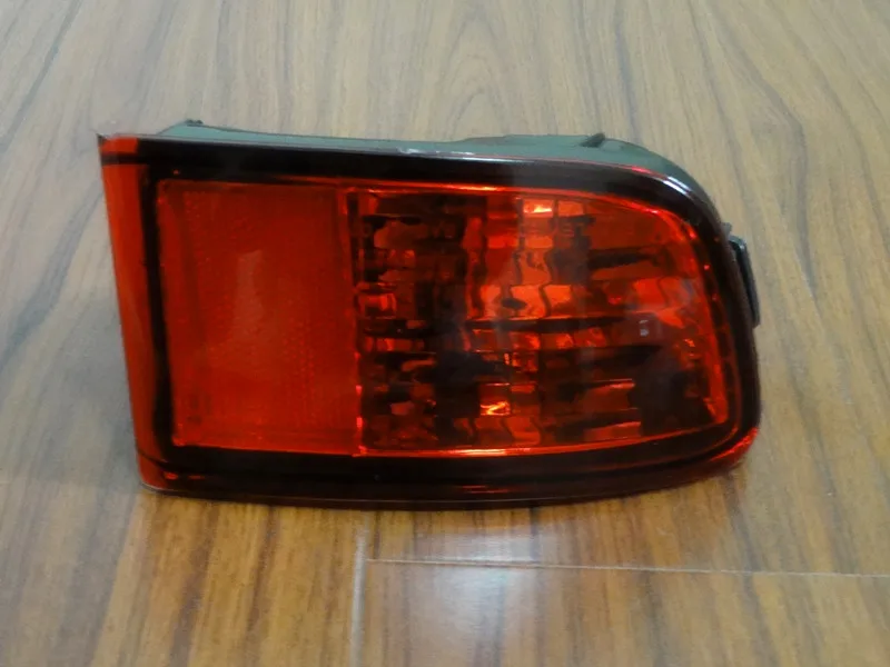 1 предмет с левой стороны заднего бампера отражатель туман светильник