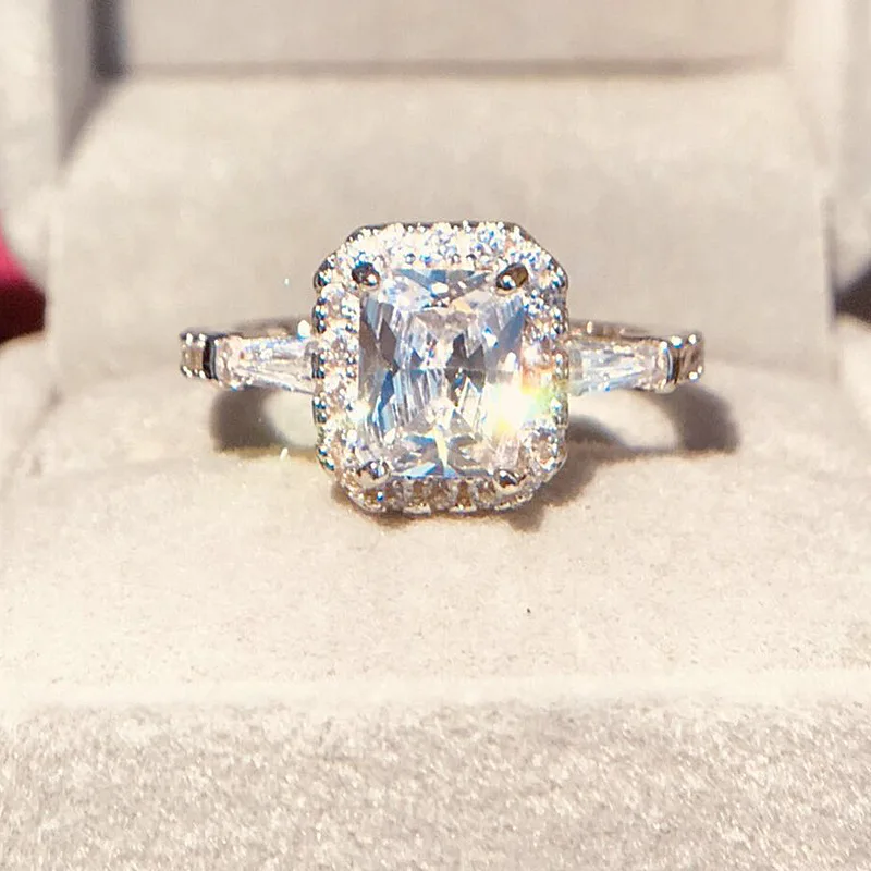 

Кольцо женское из серебра 925 пробы с фианитами 1,5ct AAA
