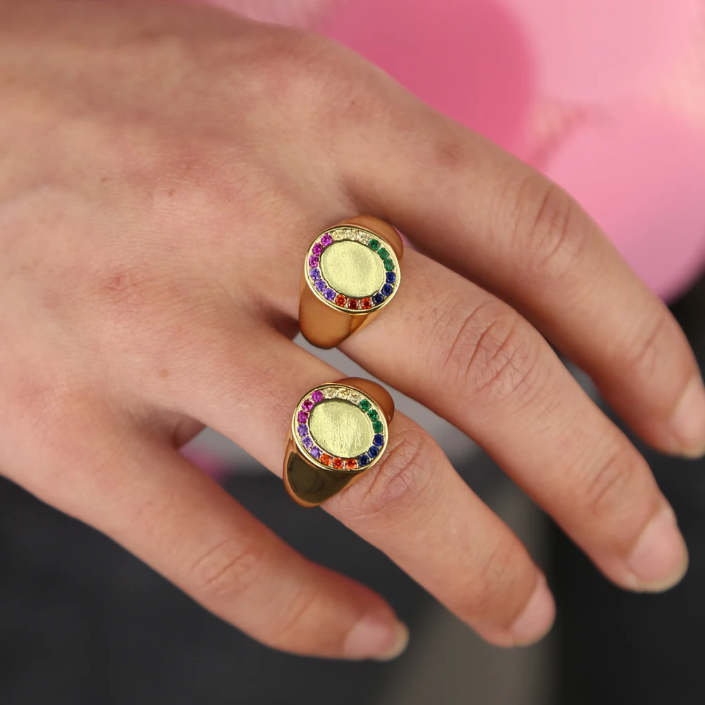 Простое позолоченное кольцо для девочек с круглым радужным кубическим цирконием