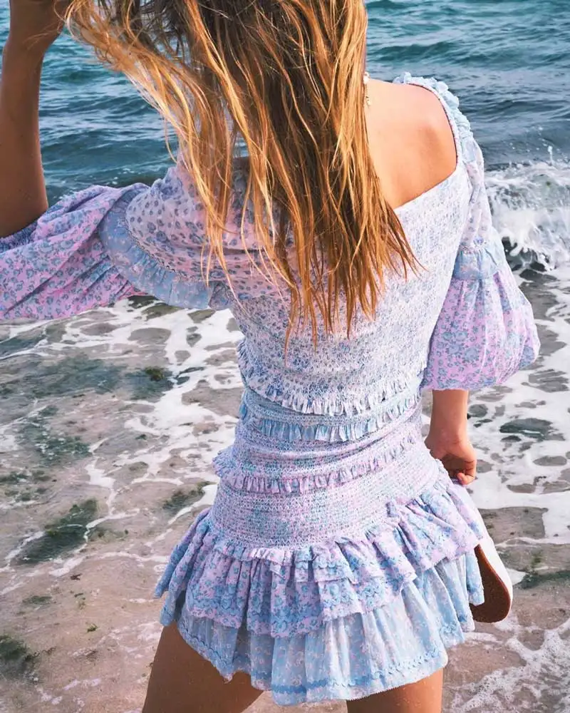 Женское короткое платье с цветочным принтом пышными рукавами соблазнительное со