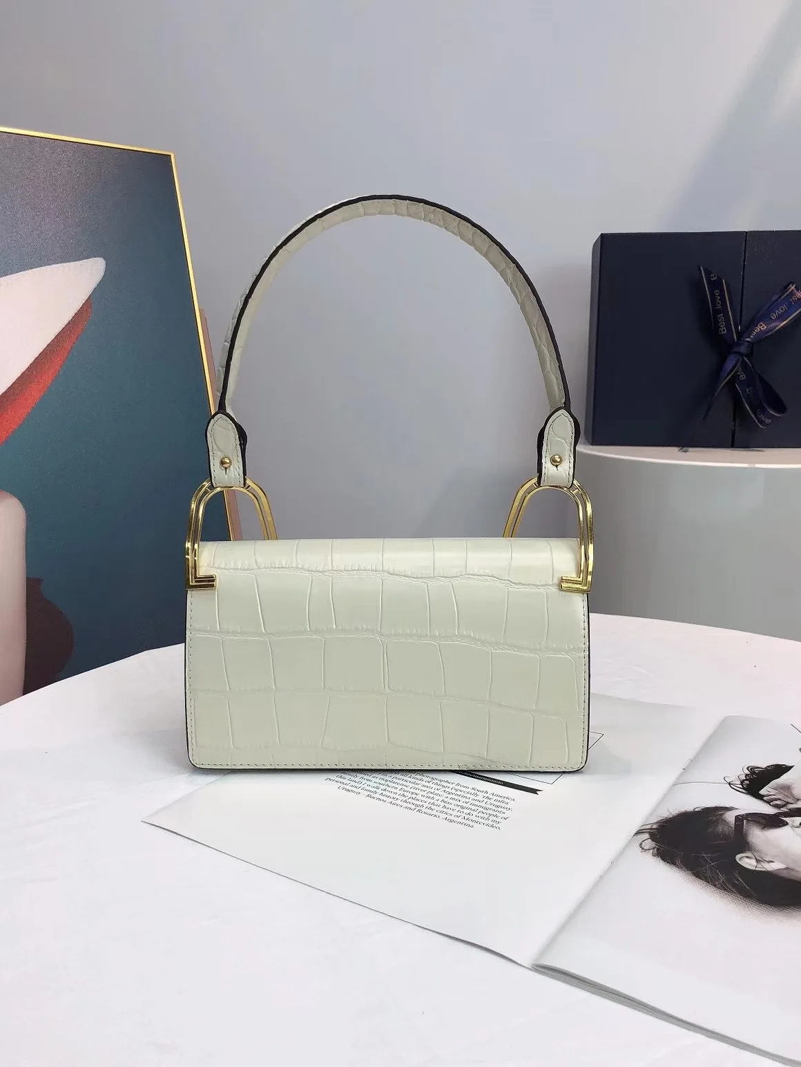 

Apede underarm bag with gradient color block and crocodile leather shoulder