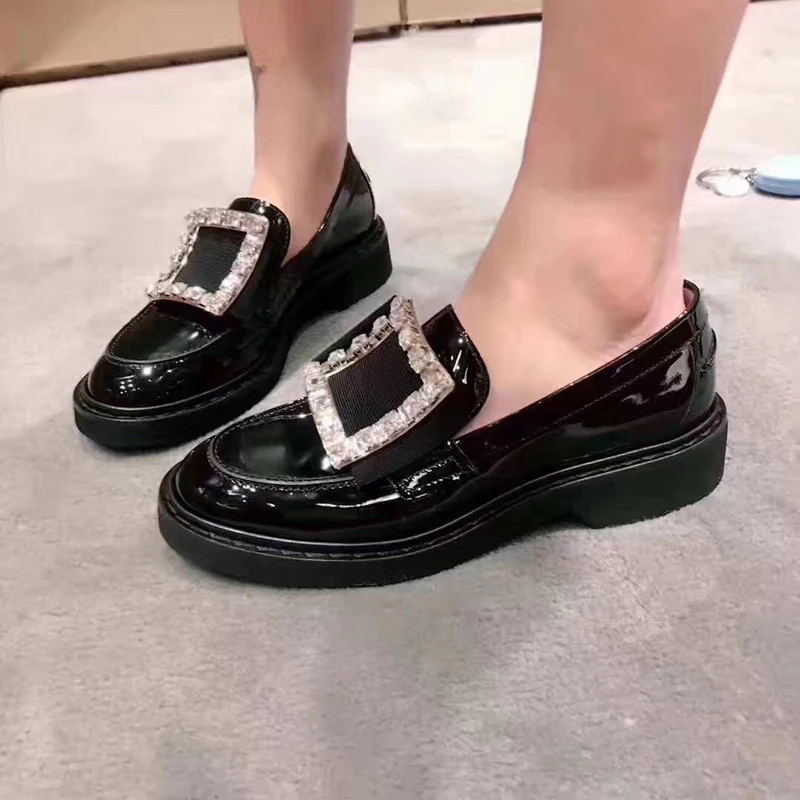 Женские дизайнерские лакированные туфли на плоской подошве черные Лоферы без