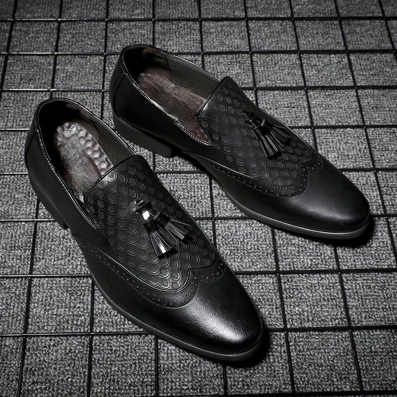 

2021 New Men's PU Leather Fashion Simple Love Shoes Embossed Brock Retro Pointed Gentleman Tassel Style Groom's Shoes 5KE282