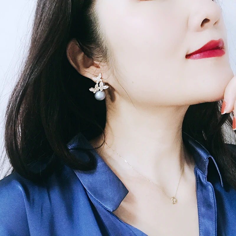 Модные изящные золотые объемные серьги-подвески с тремя бабочками зелеными или