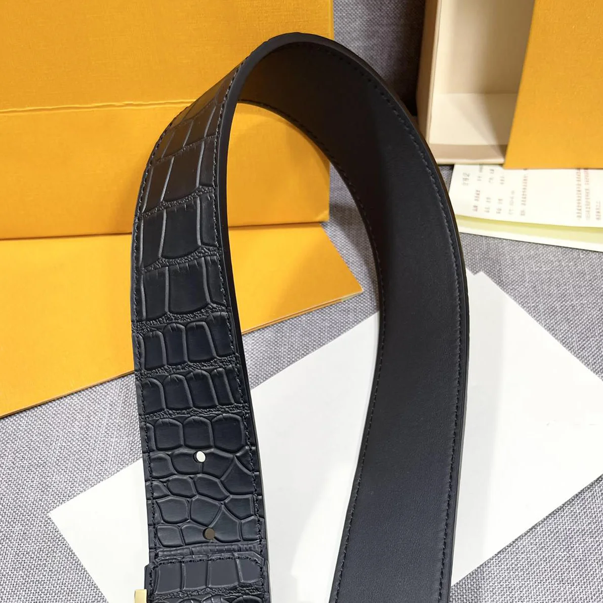 

Luxury belt crocodile leather pattern cowhide men's 2021 new fashion pattern belt high quality letter steel buckle belt