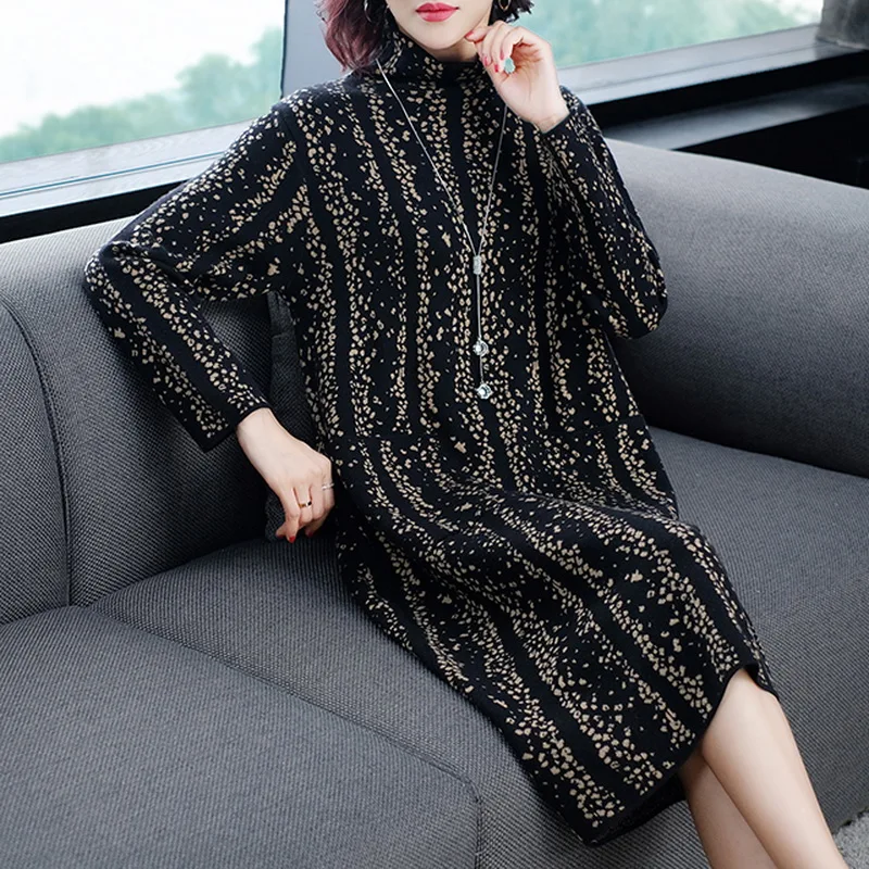 Женское зимнее трикотажное платье в полоску с высоким воротником|Женские платья|