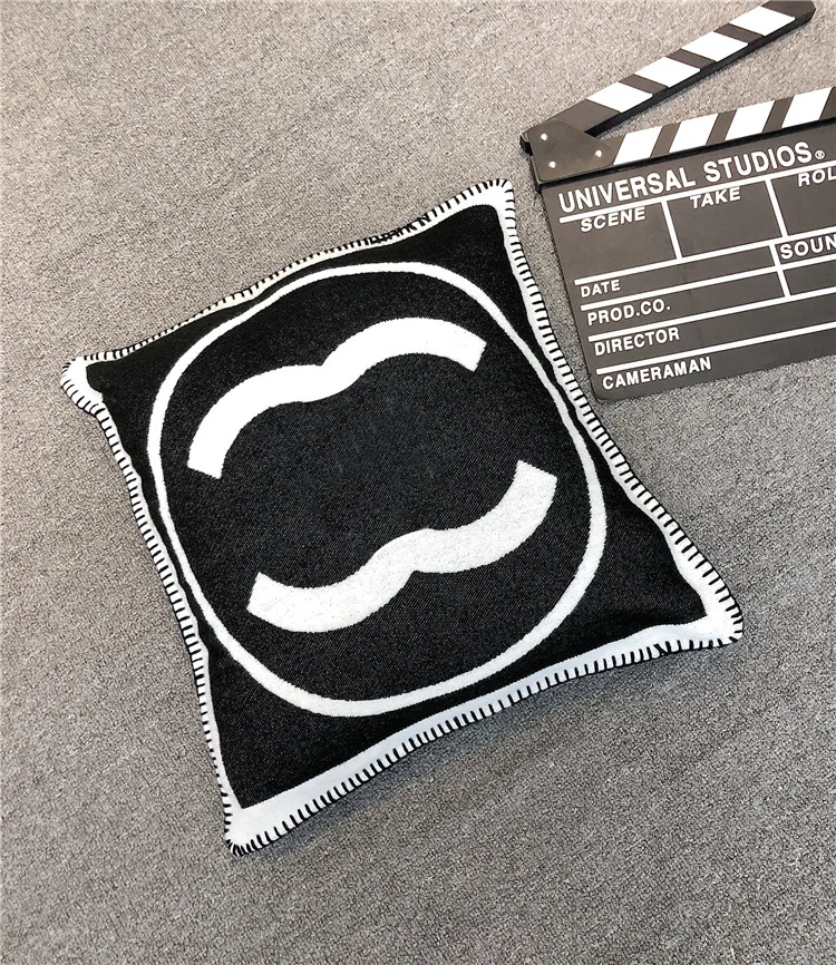 

Luxurious cashmere carpet Nordic letter blanket shawl double-sided cashmere handmade soft warm brand sofa bed blanket decorative