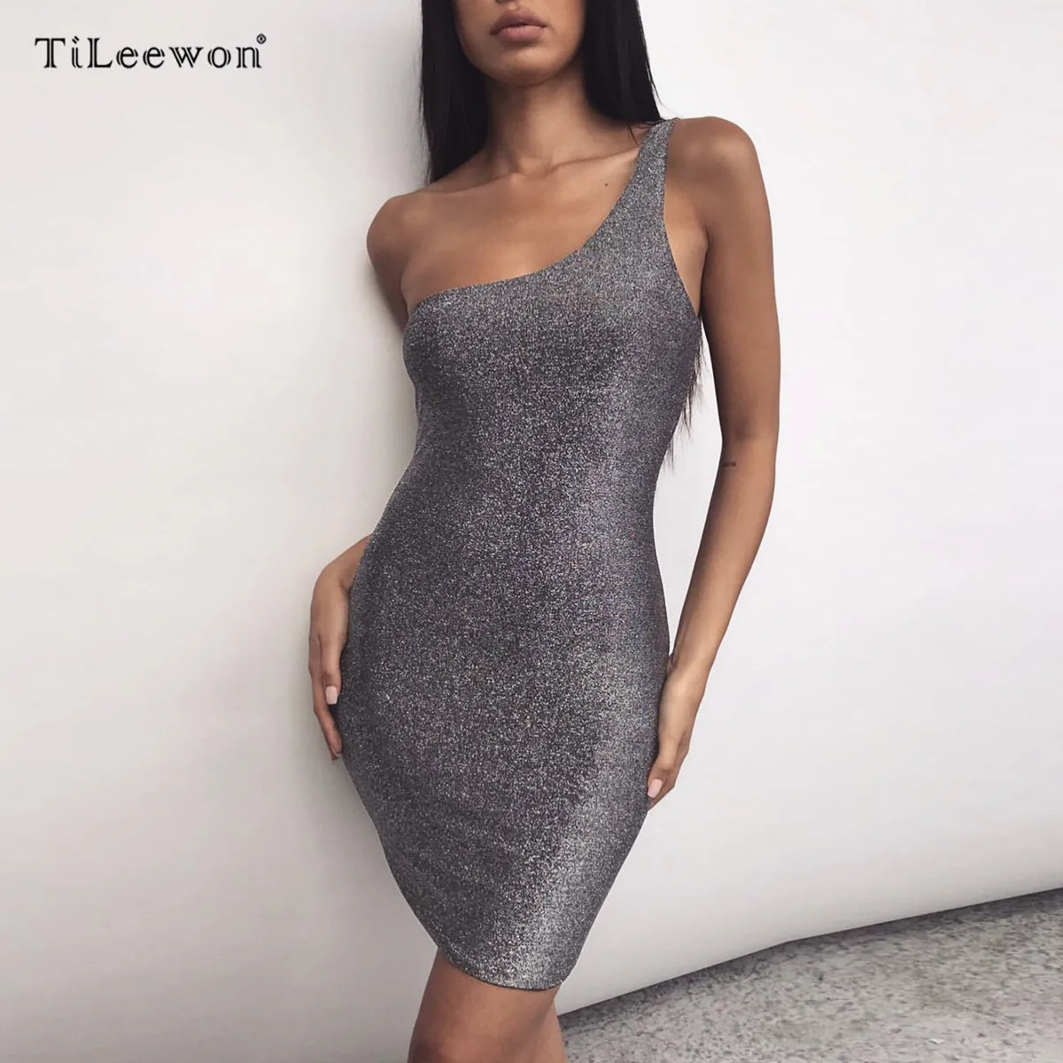 Женское облегающее платье на одно плечо золотистое и серебристое повседневное