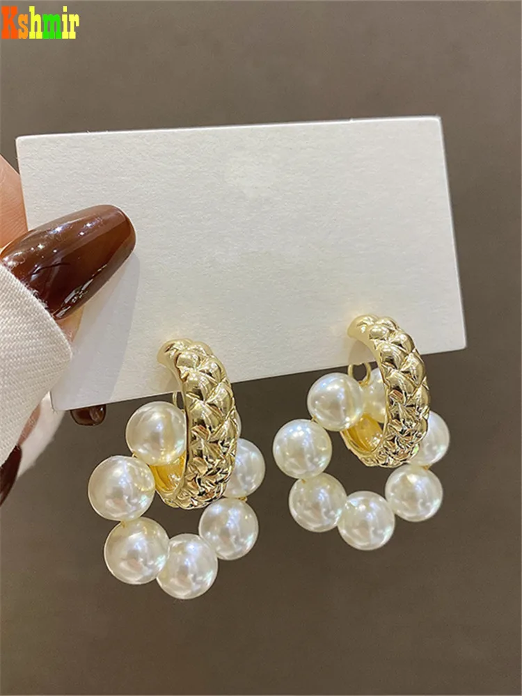 

Kshmir Pearl personality earrings retro fashion metal earrings retro temperament C word earring jewelry gifts 2021